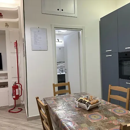 アパート La Dimora Del Tritone ナポリ